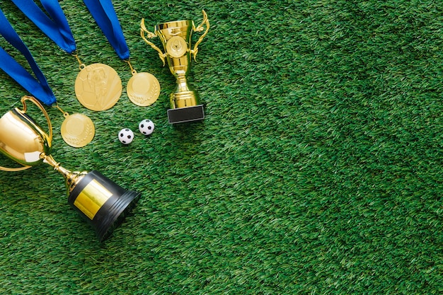 Photo gratuite fond de football avec des médailles et trophée