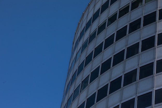 Fond de gratte-ciel en verre moderne avec reflet du ciel et des nuages