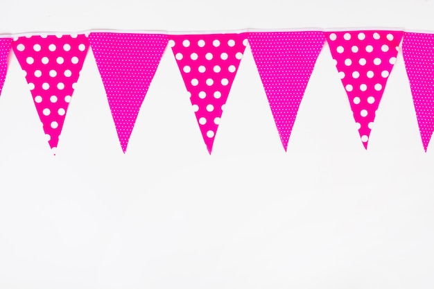 Fond en haut fait avec le drapeau bunting rose sur fond blanc