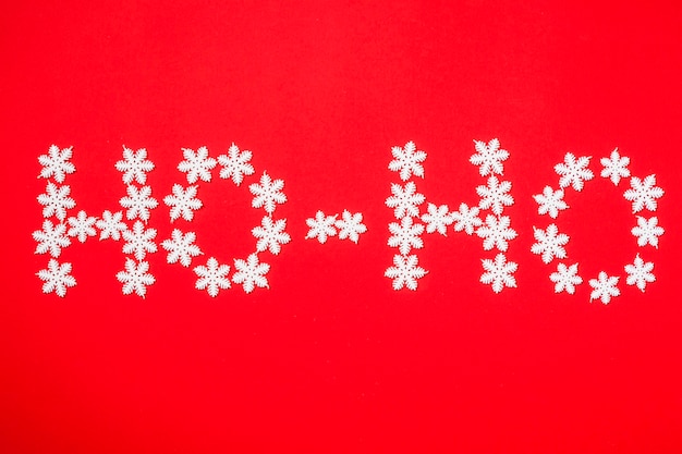 Fond d&#39;hiver avec des flocons de neige formant le mot ho-ho