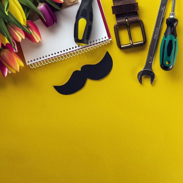 Fond jaune avec une variété d&#39;éléments pour le jour du père