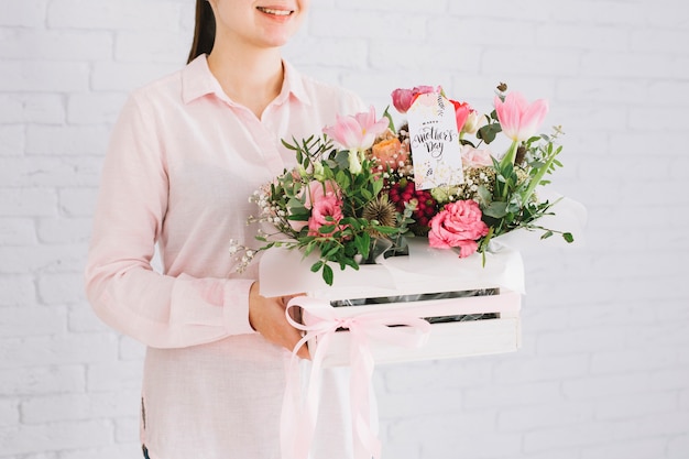 Photo gratuite fond de jour de mères avec boîte à fleurs