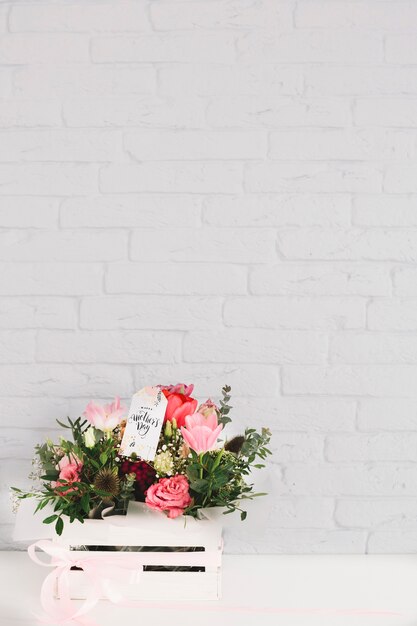 Fond de jour de mères avec des fleurs dans la boîte