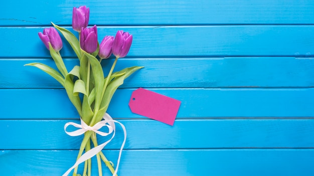 Fond de jour de mères avec des roses sur des planches bleues