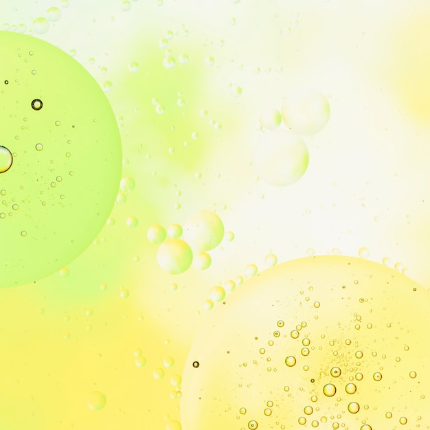 Fond de limonade citron vert avec des bulles et des gouttes de pluie