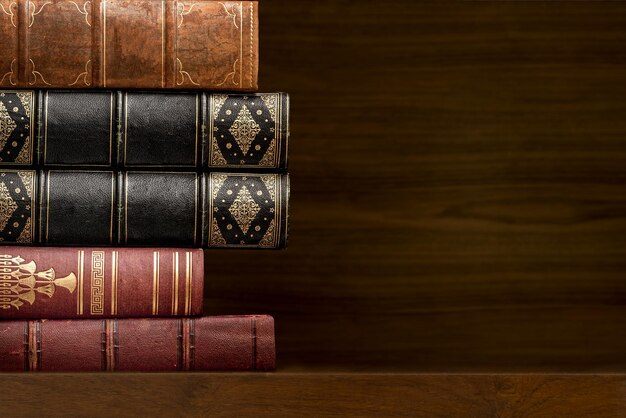 Fond de livres anciens, étagère de bibliothèque vintage