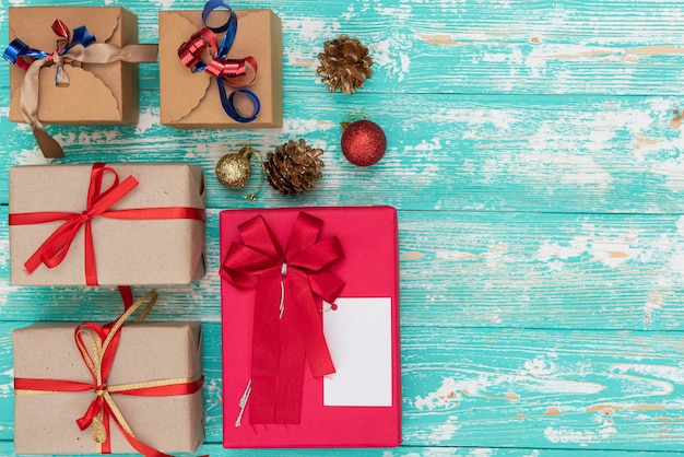 Photo gratuite fond de magasinage de cadeaux de vacances de noël. vue d'en haut avec espace de copie. papier craft présent des boîtes attachées à la corde sur fond bleu, vue de dessus. composition à plat pour l'anniversaire.