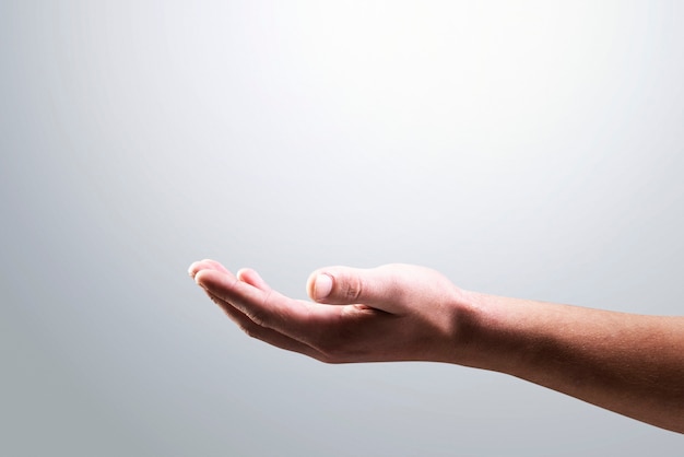 Fond de main isolé montrant un geste d'objet invisible