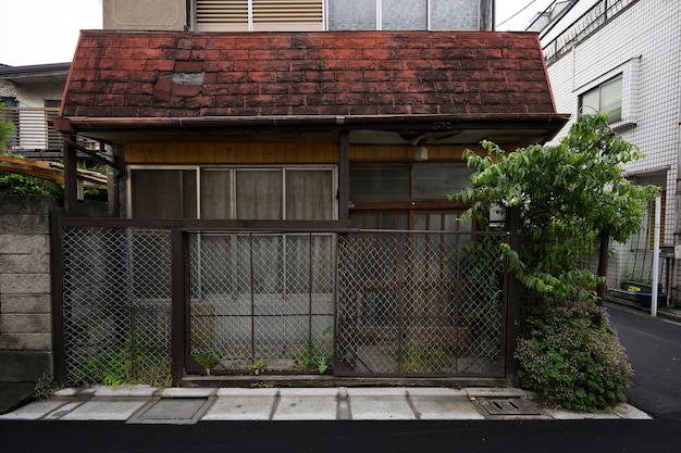 Fond de maison abandonnée avec clôture rouillée