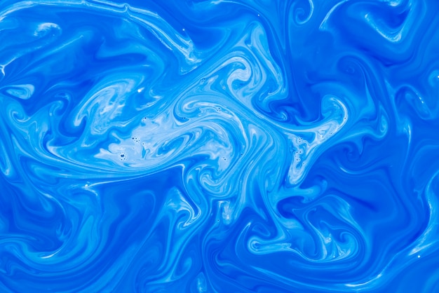 Fond de marbrure texturée de peinture bleu liquide