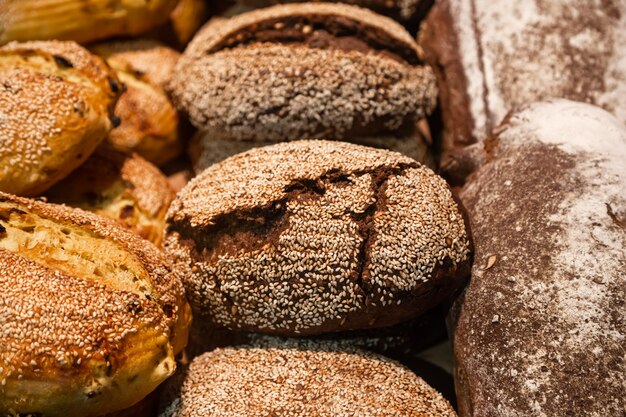 Fond de miches de pain sur une vitrine de boulangerie