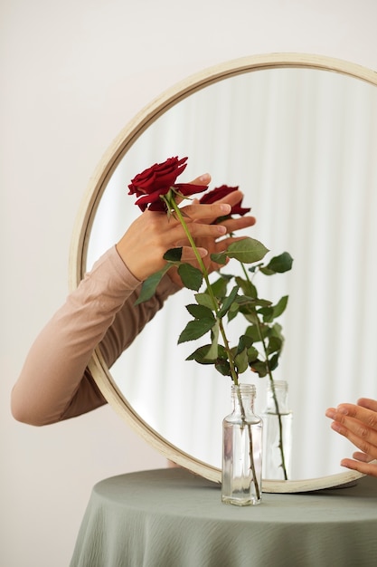 Fond de miroir créatif avec fleur