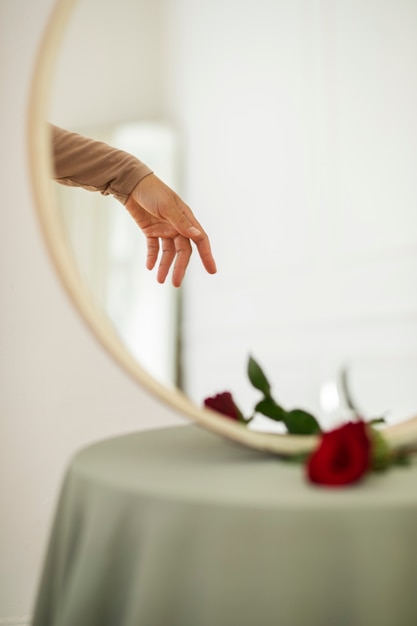 Fond de miroir créatif avec fleur