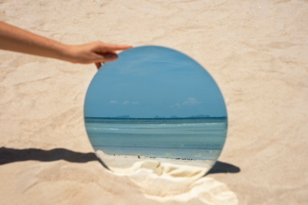 Fond miroir avec les mains à l'extérieur