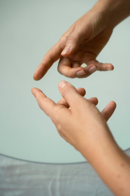 Fond miroir avec les mains à l'extérieur