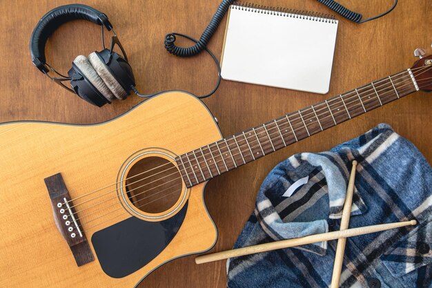 Fond musical avec casque de guitare et vue de dessus du bloc-notes