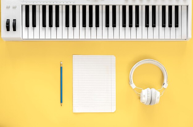 Fond musical plat avec touches musicales pour casque