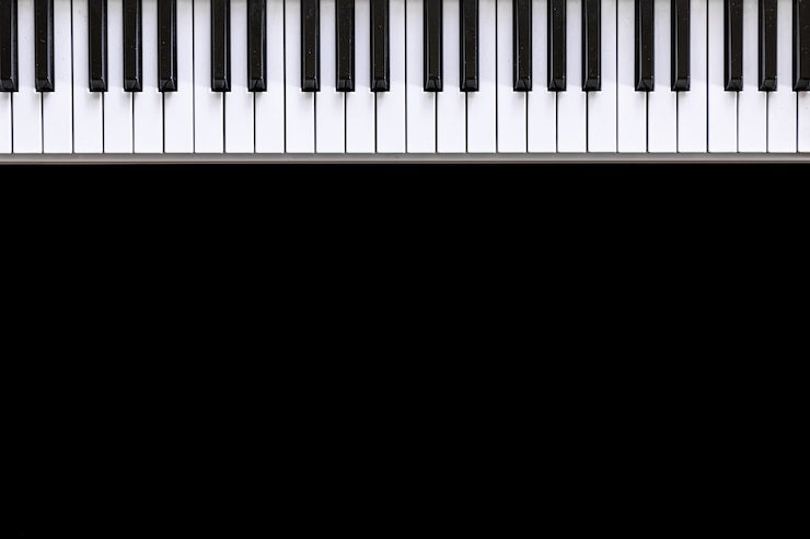 Photo gratuit fond musical avec touches musicales sur fond noir, plat, espace de copie.