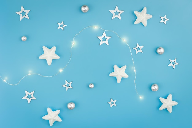 Photo gratuite fond de noël bleu avec guirlande et étoiles décoratives à plat