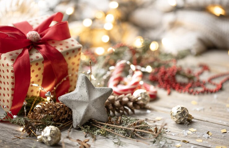 Photo gratuit fond de noël avec boîte-cadeau et détails de décoration