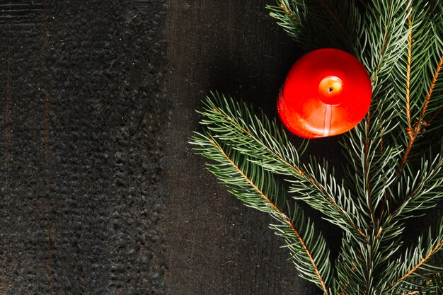 Fond de Noël avec une bougie rouge