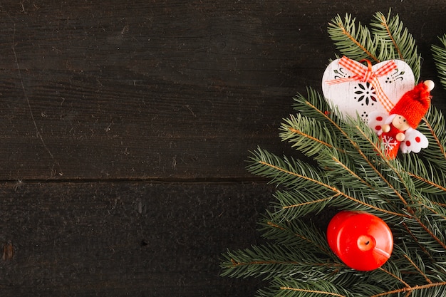 Fond de Noël avec une bougie sur le sapin