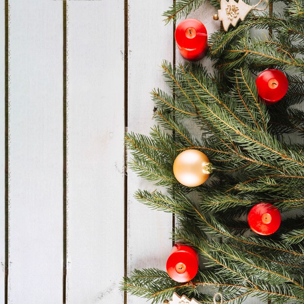 Fond de Noël avec des bougies et des branches de sapin