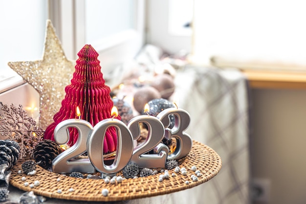 Fond de Noël avec bougies décoratives 2023 et détails de décoration