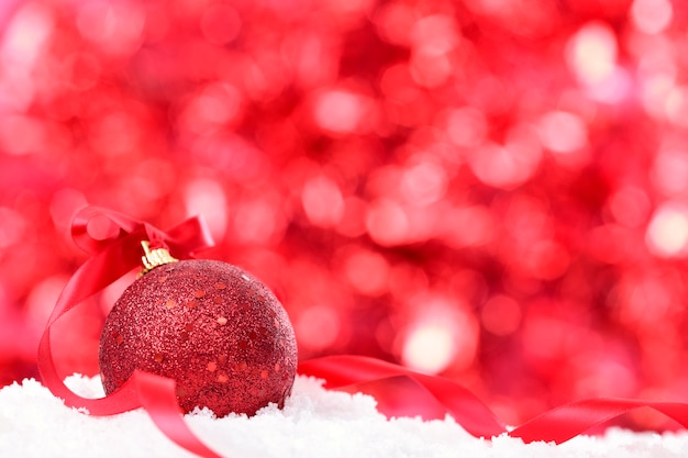 fond de Noël avec boule rouge