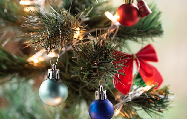 Fond de Noël avec des boules de Noël sur un arbre de Noël