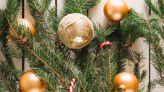 Fond de Noël avec des boules d&#39;or et des branches de sapin