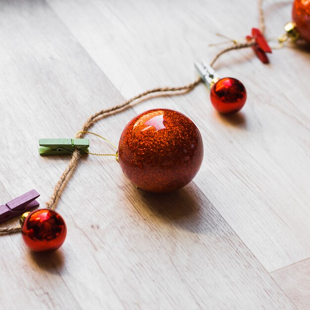 Fond de Noël avec des boules rouges