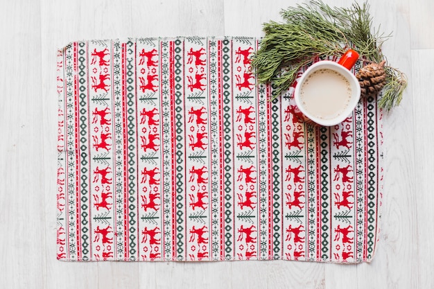 Photo gratuite fond de noël avec des branches et une tasse