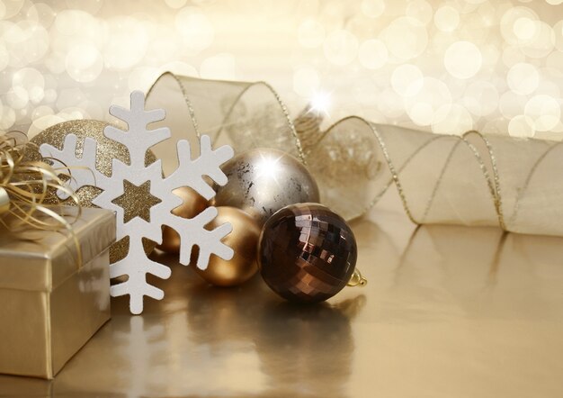 Fond de Noël avec cadeau et boules