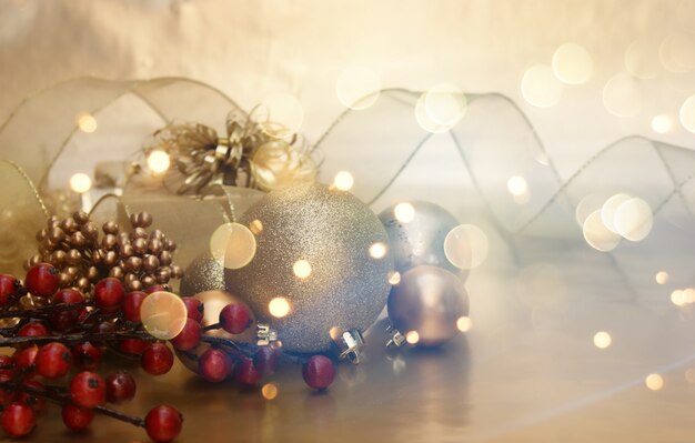 fond de Noël avec des cadeaux et des décorations et des lumières bokeh