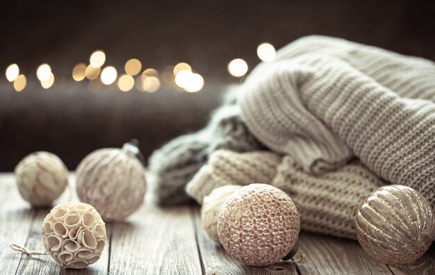Fond de Noël confortable avec des décorations de Noël et élément tricoté sur un arrière-plan flou.