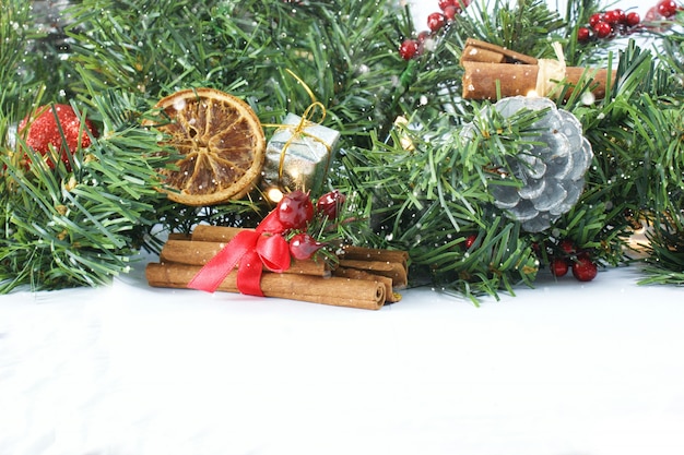 Fond de Noël avec couronne, sapin et cannelle