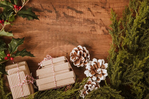 Fond de Noël décoratif avec des cadeaux