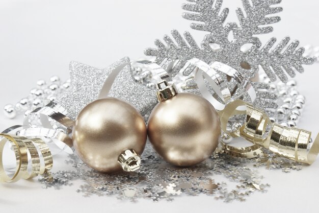 fond de Noël avec des décorations en or et argent