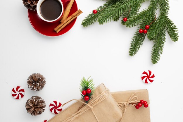 Fond de Noël décoré d'éléments de Noël sur fond blanc