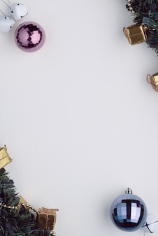 Fond de noël et du nouvel an avec des décorations de noël bannière multimédia mockup design plat