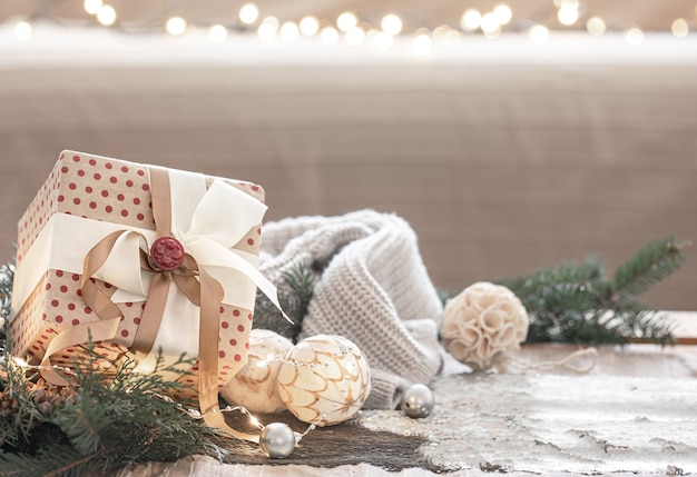 Fond de noël festif avec boîte-cadeau et espace de copie de détails décoratifs