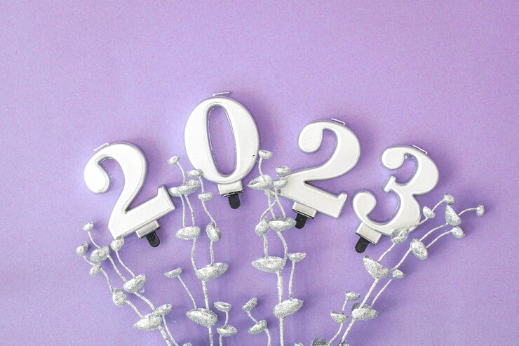 Photo gratuit fond de noël lilas avec numéros 2023 et détails de décoration à plat