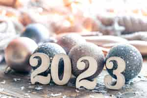 Photo gratuite fond de noël avec des nombres 2023 et des boules pour l'arbre de noël