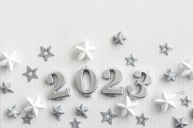 Fond de Noël avec numéros 2023 et décor sur fond blanc