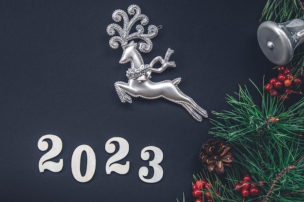 Photo gratuite fond de noël avec numéros 2023 et détails de décoration à plat