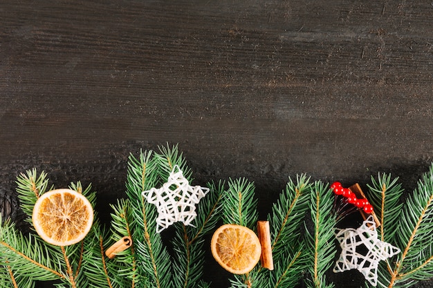 Fond de Noël avec des oranges sur sapin bracnhes