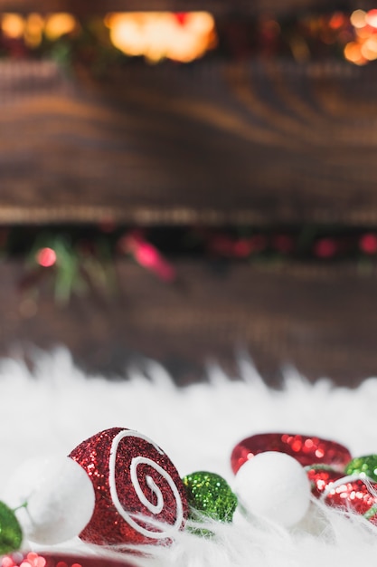 Photo gratuite fond de noël avec des planches derrière