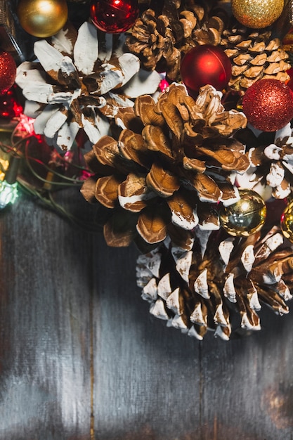 Fond de Noël avec des pommes de pin