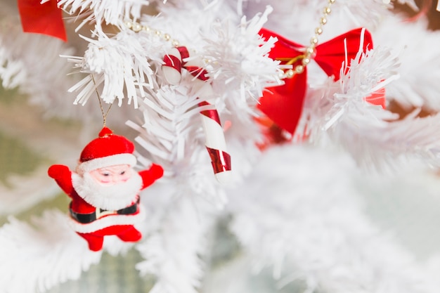 Photo gratuite fond de noël avec des santas dans les arbres